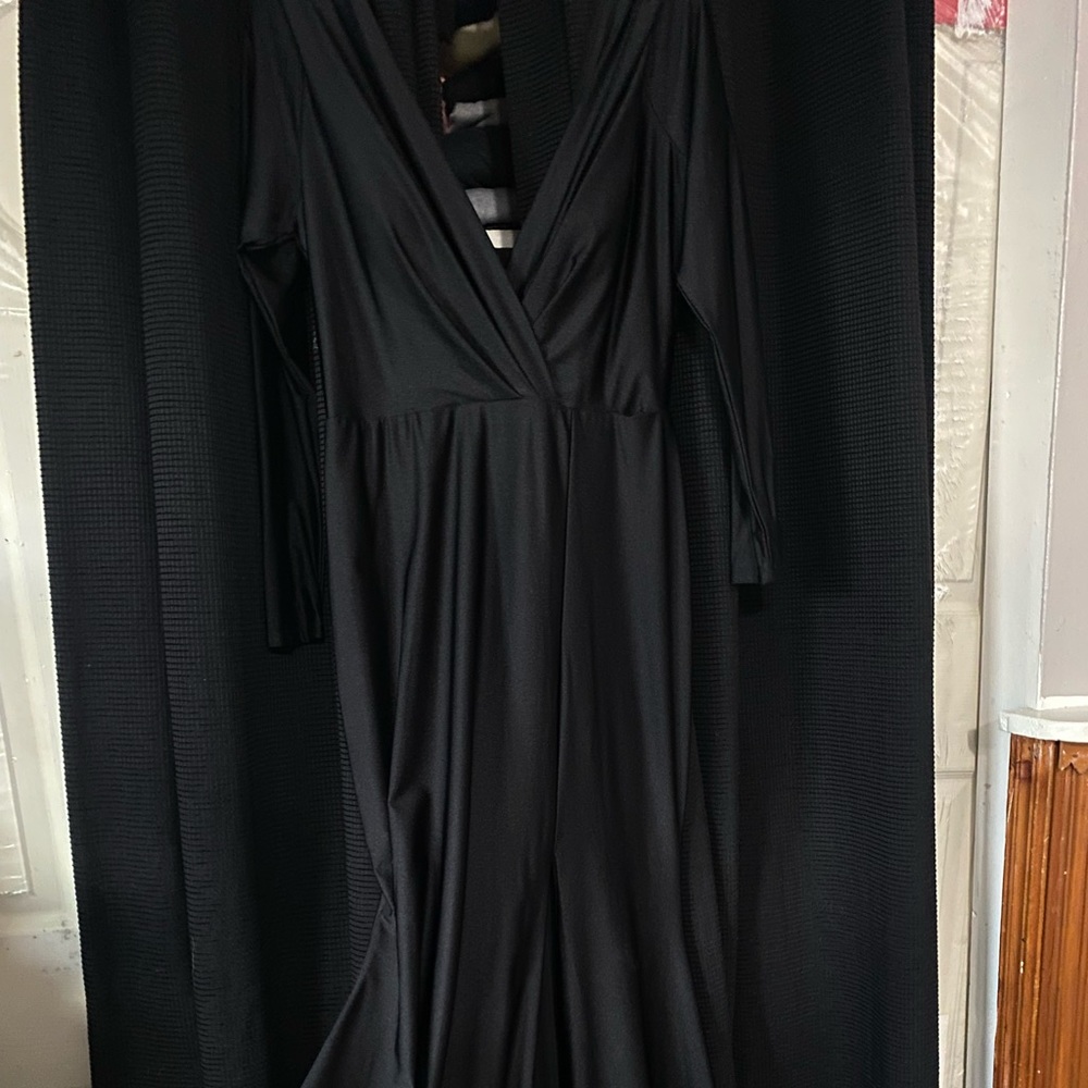 Black Grown! Only worn once to a wedding. Super comfortable, stretchy & elegant!